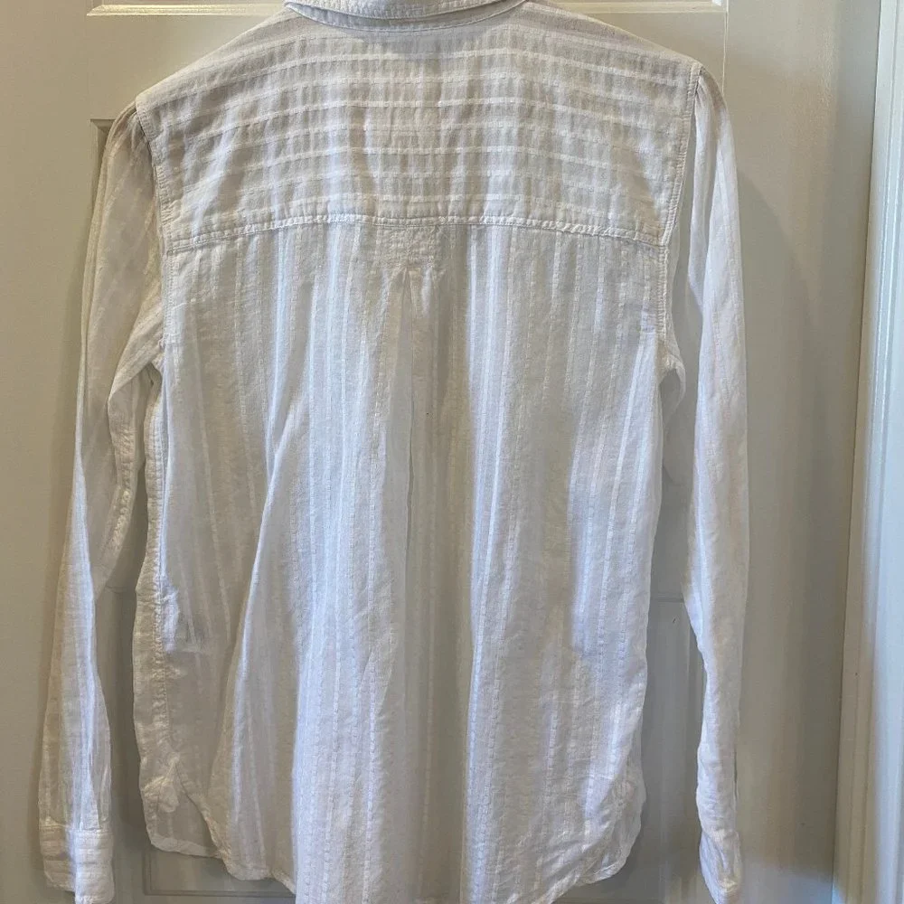 American Eagle Outfitters Boyfriend Fit long-sleeved button front top in size S - Picture 3 of 3